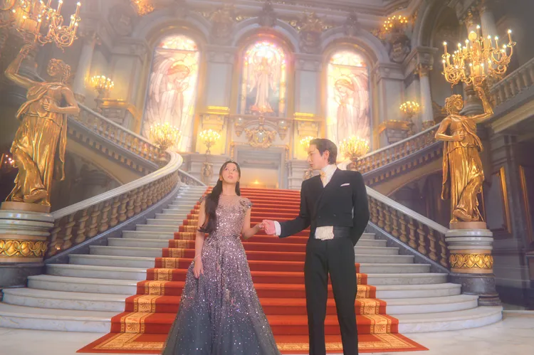 Jisoo（左）劇中跟李洙赫在宮殿約會，徐仁國也想嘗試看看。Netflix提供