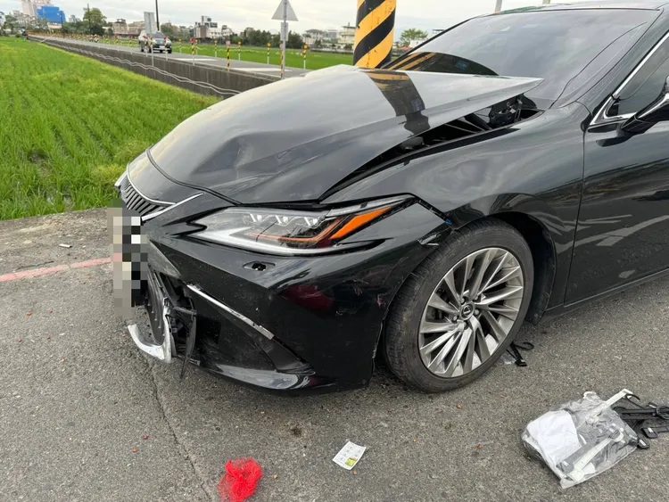 事故導致車輛出現明顯損毀，詳細肇事原因仍待釐清。翻攝照片