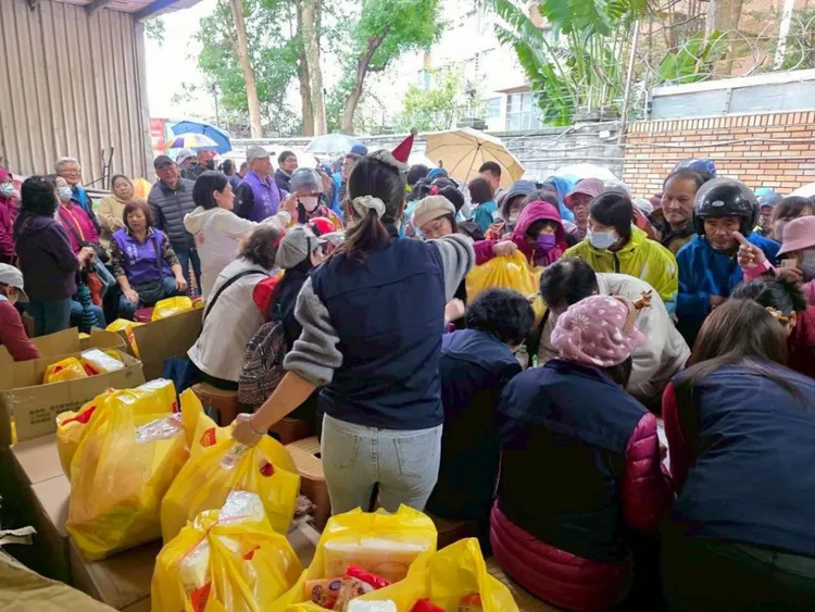 胡家智向特定里民發放價值破千元的「生活物資大禮包」及超市禮券。民眾提供