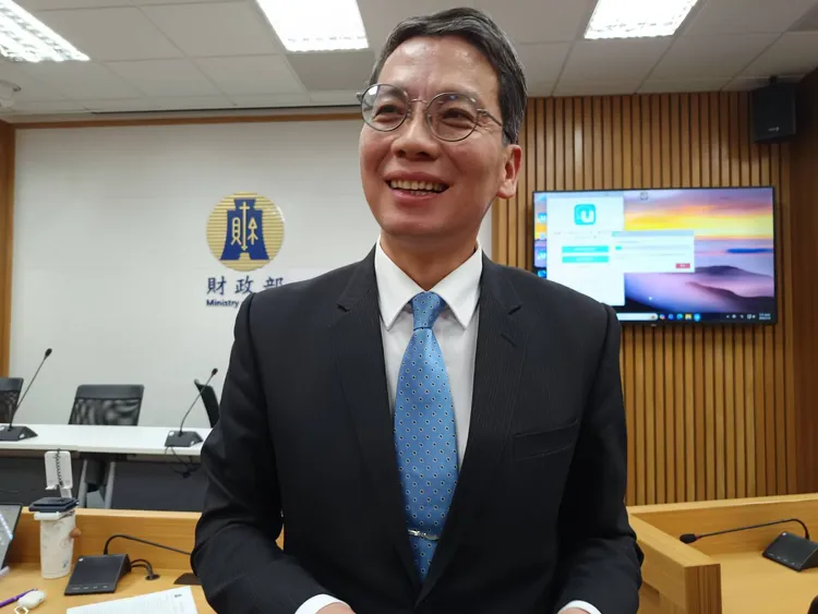 財政部昨宣布小吃店月營收逾20萬自2029年起應開發票之後，引起外界爭論，財政部今天下午緊急召開記者會，由財政部政務次長陳勇勝對外說明。許麗珍攝