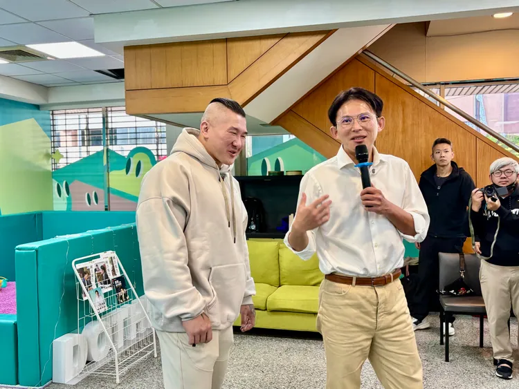 館長開箱黃國昌新北競總記者會，館長陳之漢、民眾黨新北市長參選人黃國昌。邱筠媜攝