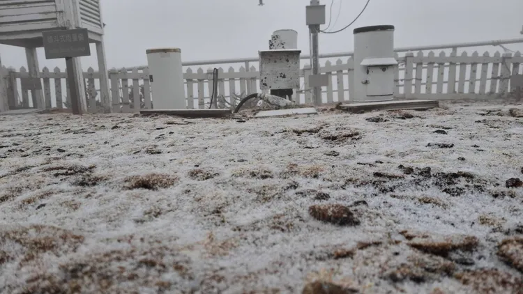 玉山氣象站觀測顯示，白雪灑滿儀器基座與周圍路面。氣象署提供