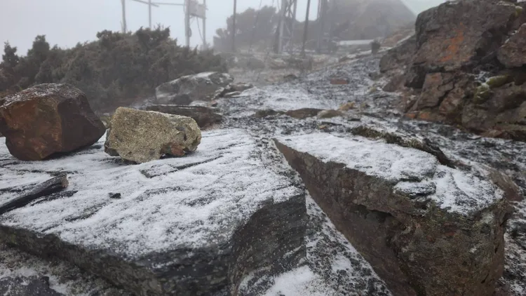 玉山氣象站觀測顯示，玉山的石坡被細雪覆蓋。氣象署提供
