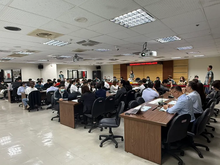 今日標售吸引許多民眾前來了解開標，土地買氣日漸回溫。葉家銘攝