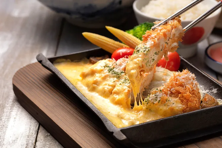 伊勢路勝勢日式豬排熔岩起司里肌豬排套餐490元，以三種加熱融化後的起司熔漿覆蓋的里肌豬排是每年三月勝勢粉絲必追的爆品。伊勢路勝勢日式豬排提供