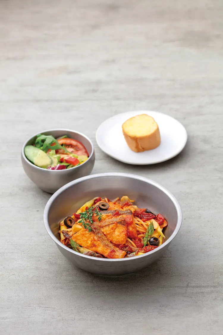 BEPPIN EXPRESS 紅魽煙花女義大利麵380元強調快速便捷，方便品嚐，套餐包含法國麵包，副餐可小沙拉、湯、飲料3選1。BEPPIN EXPRESS提供