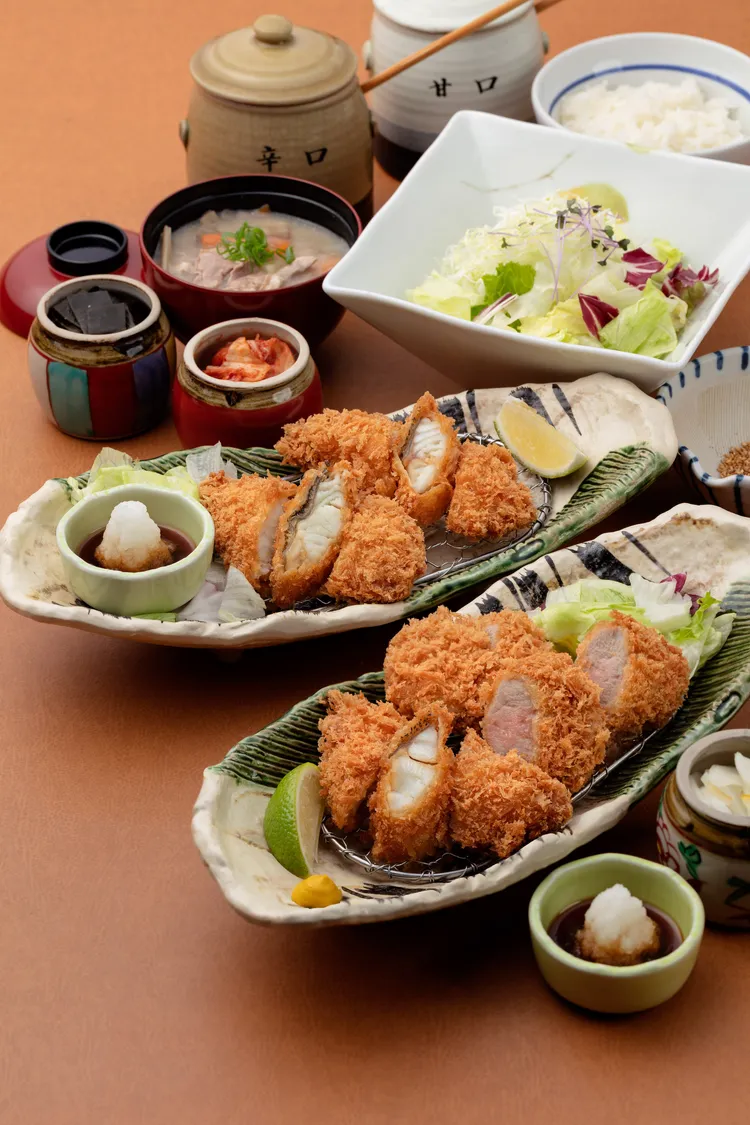 靜岡勝政日式豬排酥炸龍虎斑套餐490元（圖下）、龍虎斑腰內豬排套餐460元。
膠質與細膩肉質兼具的龍虎斑，以精準炸功炸至皮酥肉多汁，可純享，或者與腰內豬排雙拼，品嚐兩種截然不同的海陸滋味。靜岡勝政日式豬排提供
