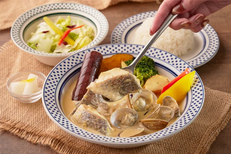 泰迪農園咖哩 燉煮鱸魚白咖哩360元，以延伸自經典的新宿風咖哩醬，加入椰奶、豆蔻、茴香等調和成柔順濃郁的白咖哩，襯托出入口即化的鱸魚肉鮮美。泰迪農園提供