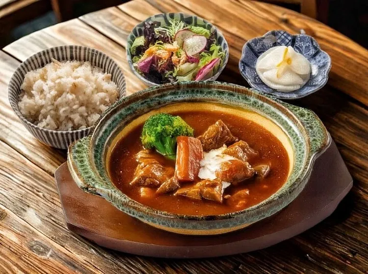 紅酒多蜜濃醇入味的「多蜜燉牛舌鍋定食」，軟嫩牛舌超下飯。業者提供