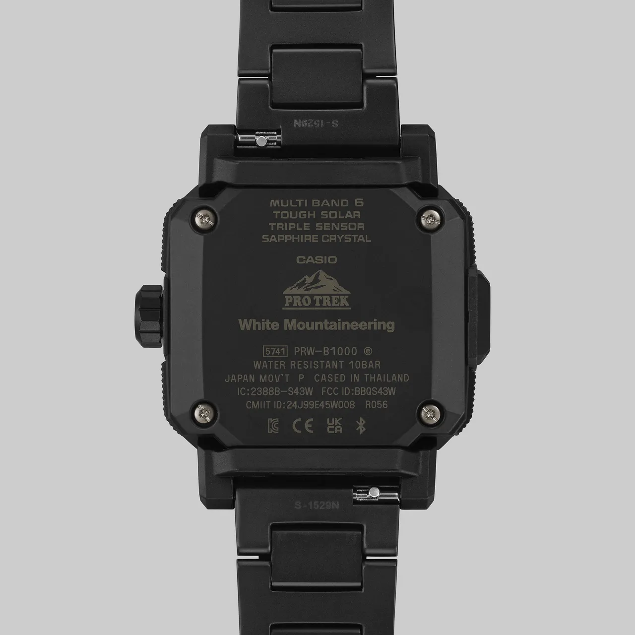 背蓋飾有White Mountaineering的Logo 。品牌提供