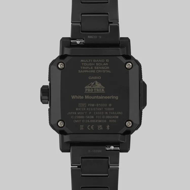 背蓋飾有White Mountaineering的Logo 。品牌提供