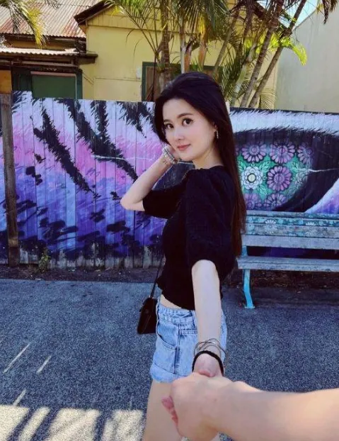 廖思惟和男友牽手放閃。翻攝廖思惟IG