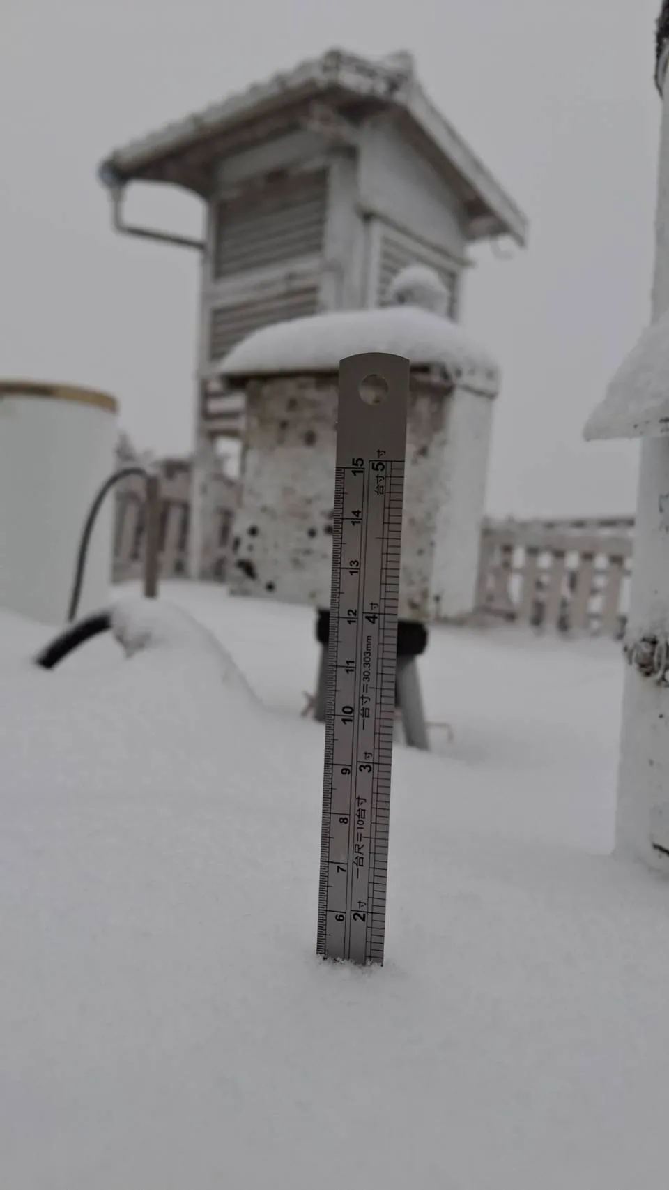 玉管處呼籲上山務必攜帶雪地三寶及保暖裝備。氣象署提供