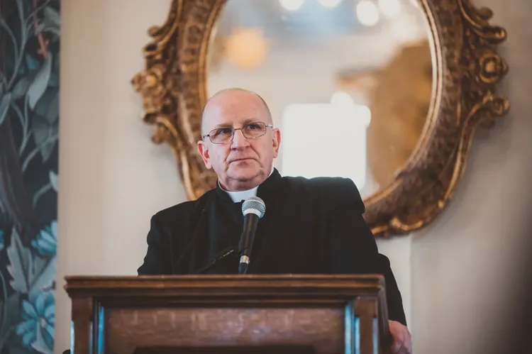 里珀格神父認為主要問題出在「人」身上。