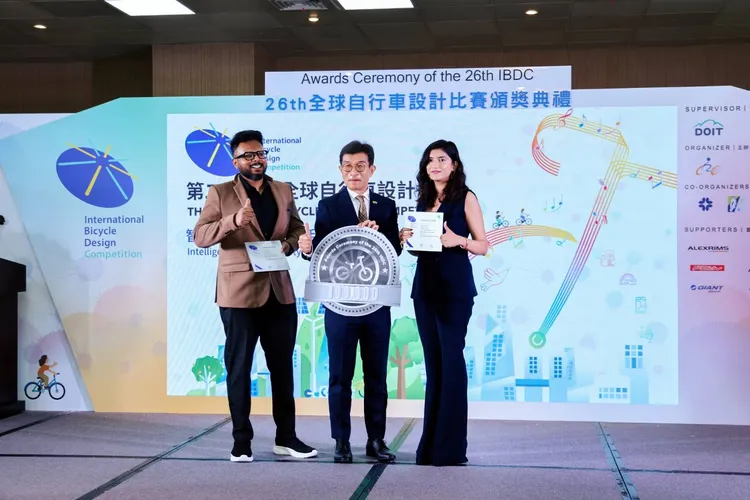 自行車公會理事長吳盈進 (中)將銀牌獎頒贈給得獎的印度設計師Surya Teja Konijeti(左)與Akanksha Shukla。經濟部提供