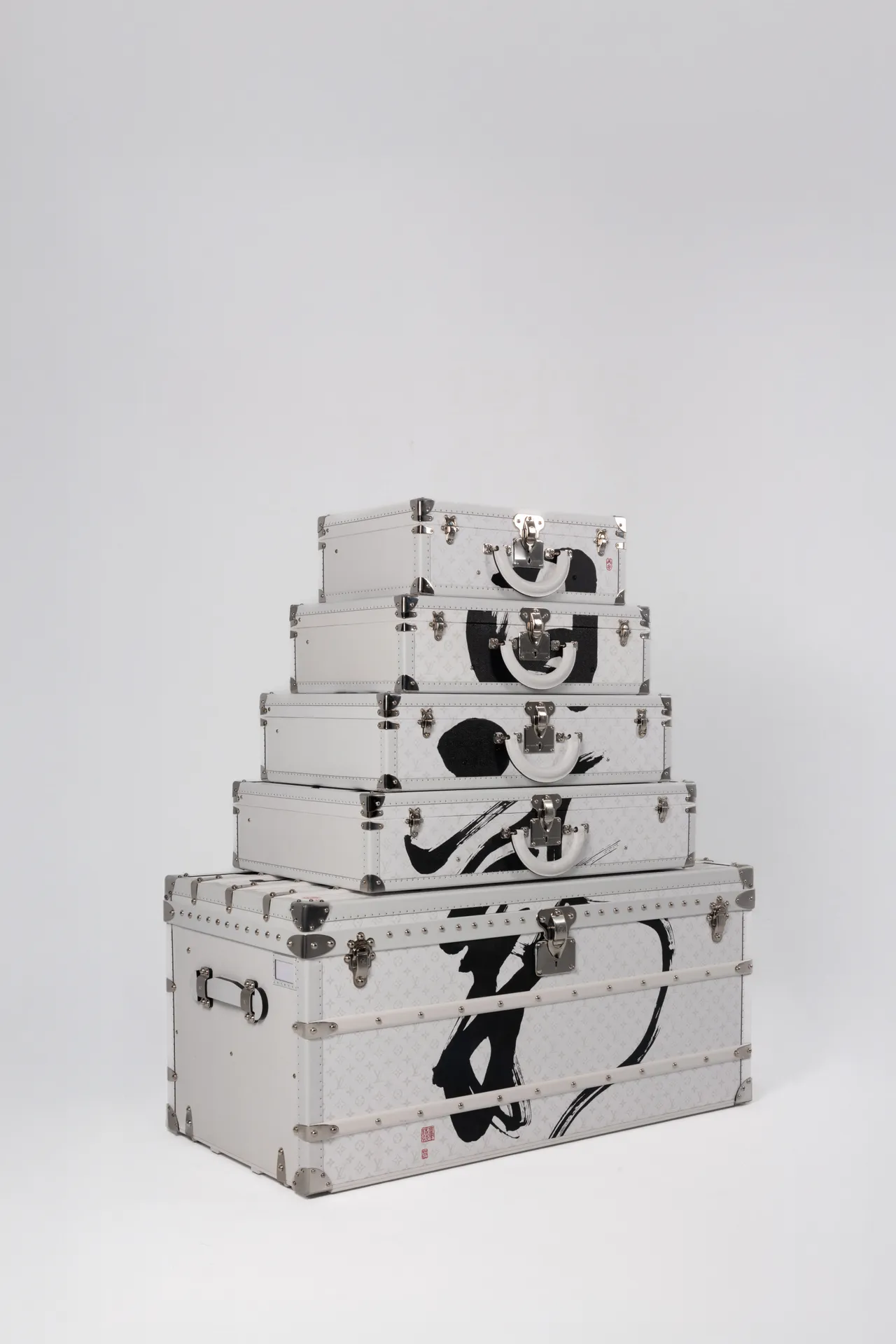 台灣限定獨家硬箱Louis Vuitton X 董陽孜「日新」、「日日新」、「又日新」書法彩繪五層硬箱塔，504萬元。品牌提供