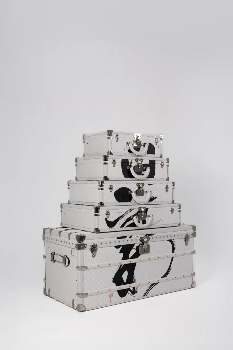 台灣限定獨家硬箱Louis Vuitton X 董陽孜「日新」、「日日新」、「又日新」書法彩繪五層硬箱塔，504萬元。品牌提供