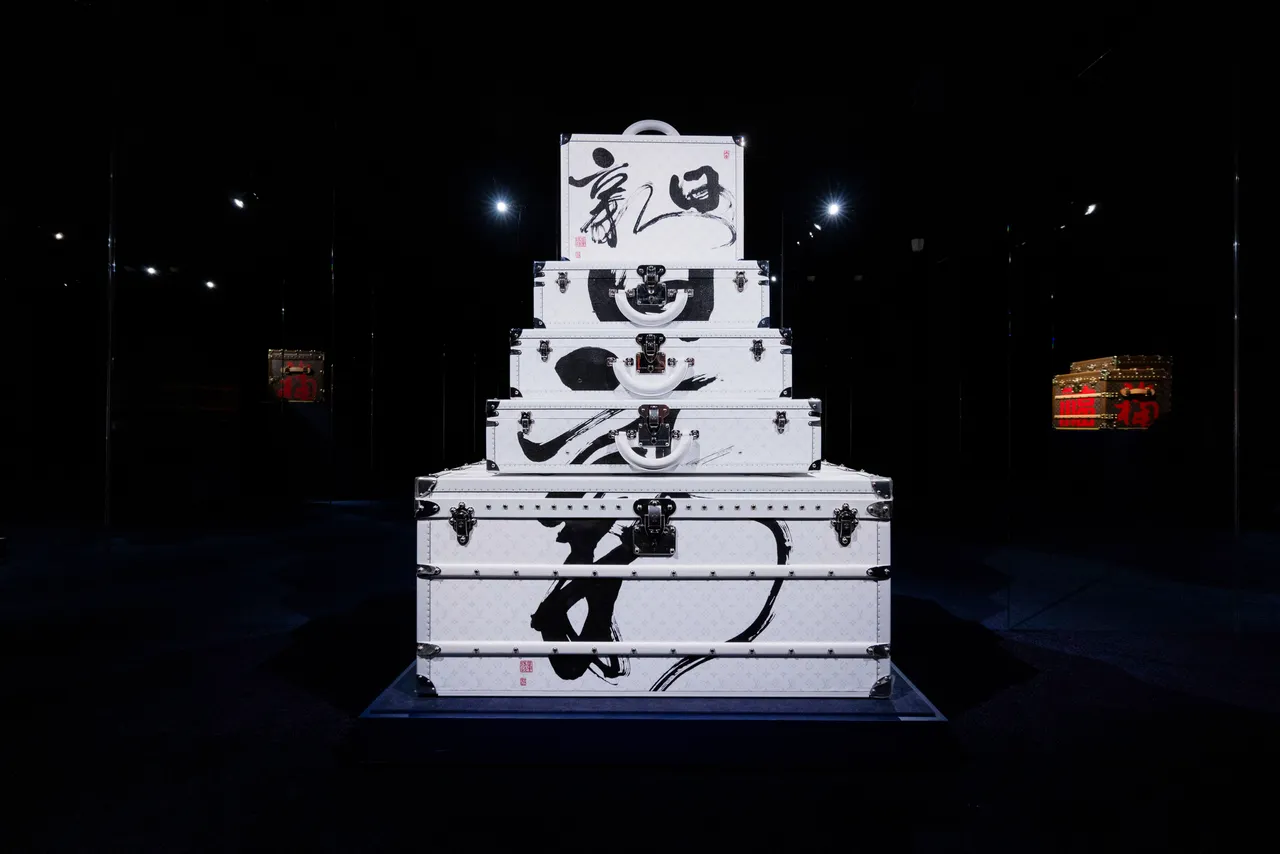 路易威登2026 Savoir Rêver典藏工藝展，台灣獨家董陽孜女士書法彩繪硬箱。品牌提供