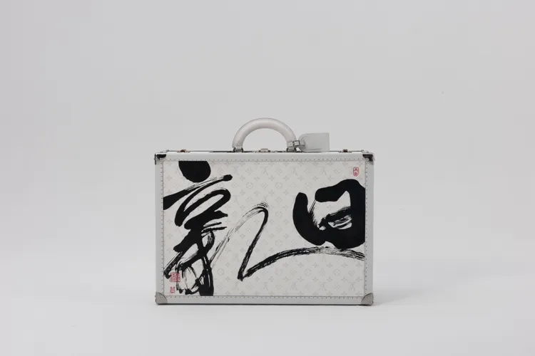 台灣限定獨家硬箱Louis Vuitton X 董陽孜「日新」書法彩繪Bristen 60硬箱，59萬元。品牌提供