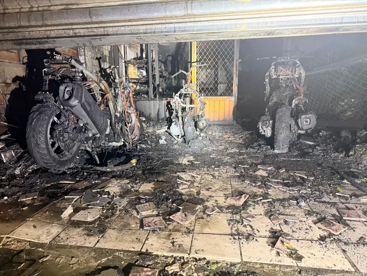 機車被燒成只剩骨架。民眾提供