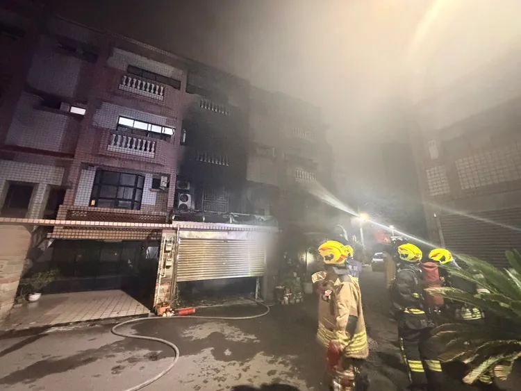 火勢於凌晨1時01分撲滅。民眾提供