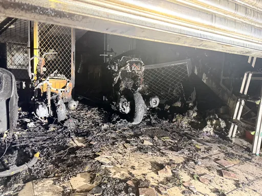 苗栗民宅火警！4人嗆傷送醫　3輛機車被燒成骨架