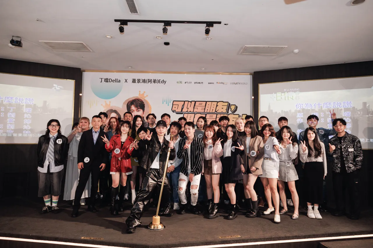 蕭秉治與參賽選手合影。