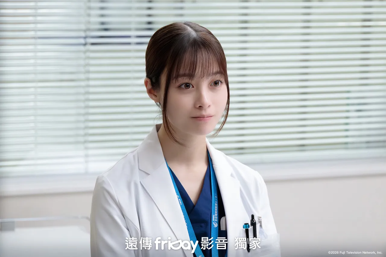 橋本環奈劇中飾演腦神經外科醫生。friDay影音提供