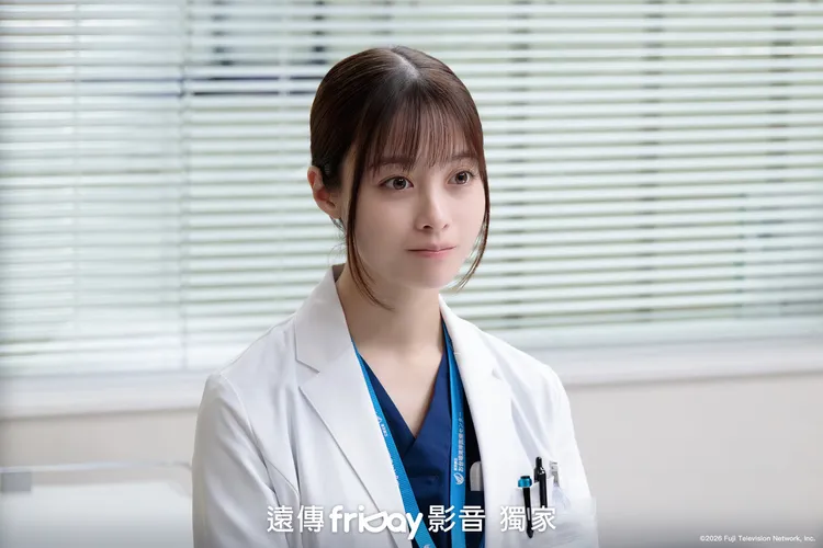 橋本環奈劇中飾演腦神經外科醫生。friDay影音提供