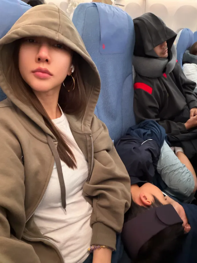 弦子夫婦與兒子累壞了。翻攝弦子微博