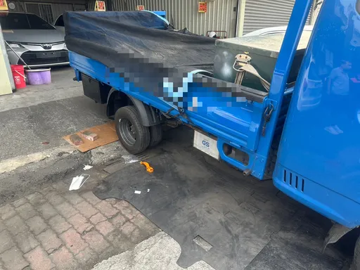 修車廠車輛滑下　修車師傅遭壓命危