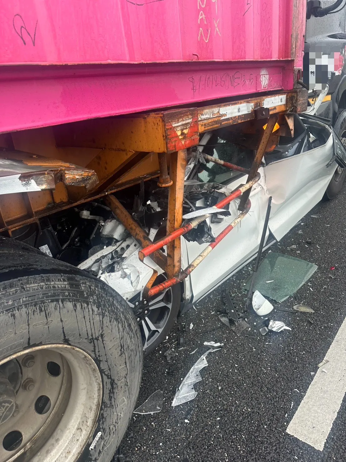 小客車被曳引車追撞夾成鐵餅。翻攝畫面