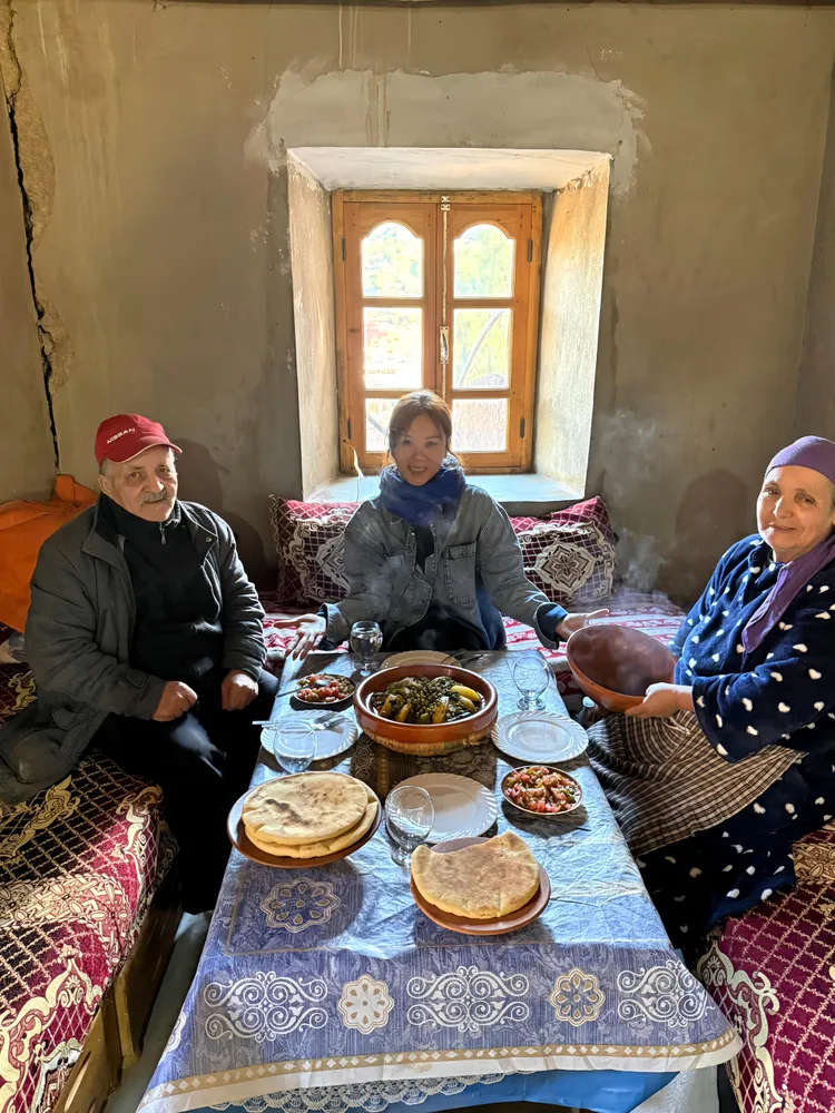 蔡健雅在摩洛哥與柏柏人家庭一起用餐。躍耳娛樂提供
