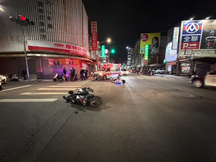 鳳崗所李姓警員1日19時許執勤時與同向呂姓機車騎士發生擦撞，雙方均輕傷。翻攝畫面