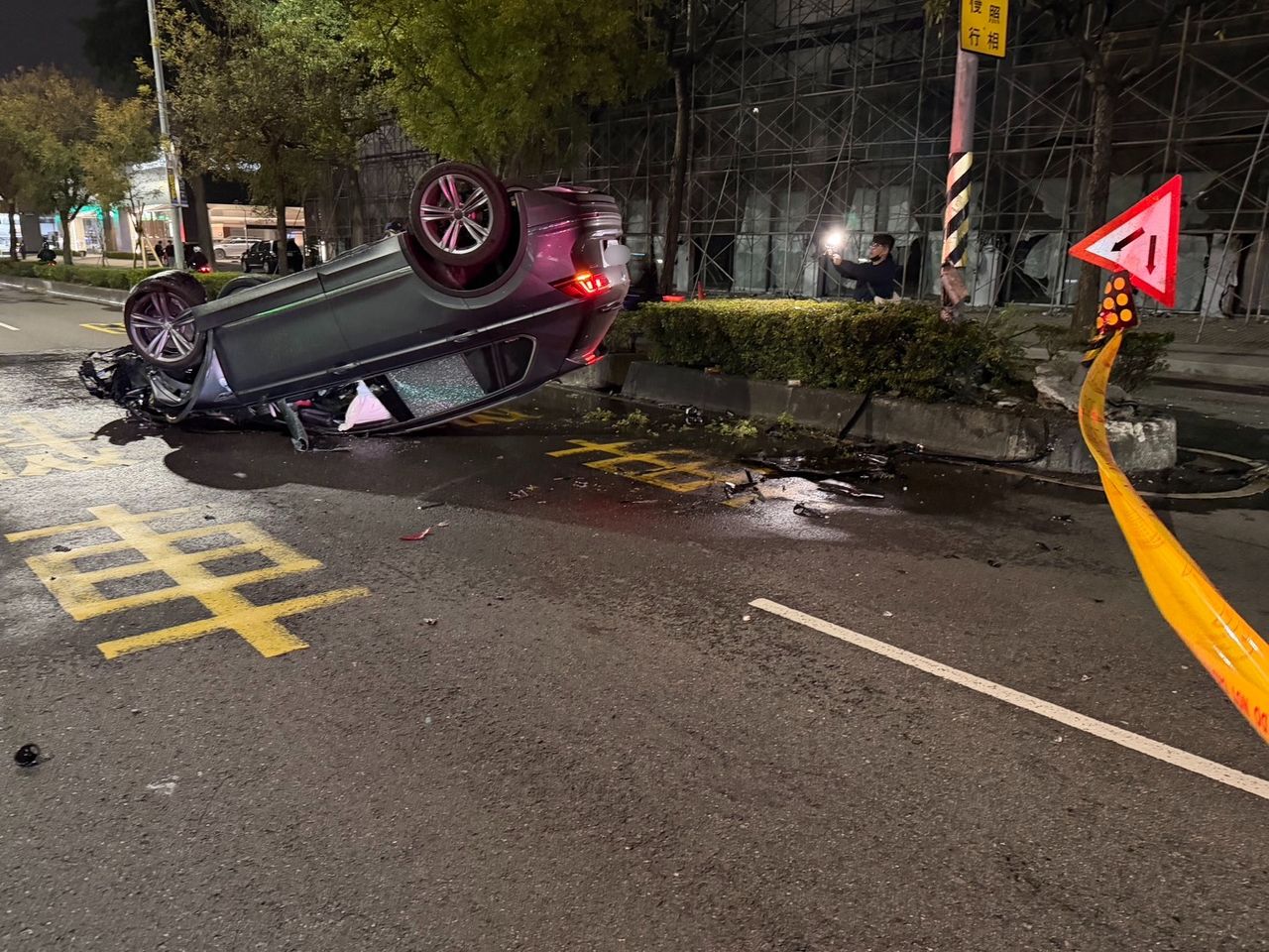 休旅車自撞翻覆起火...車上找無人 駕駛躲1小時現身竟是酒駕