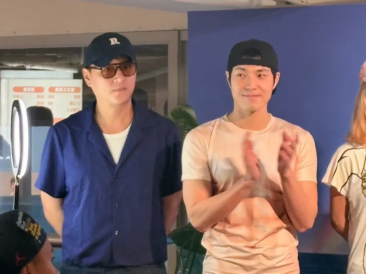 唐振剛（右）出席活動，旁為鄭人碩。王思穎攝