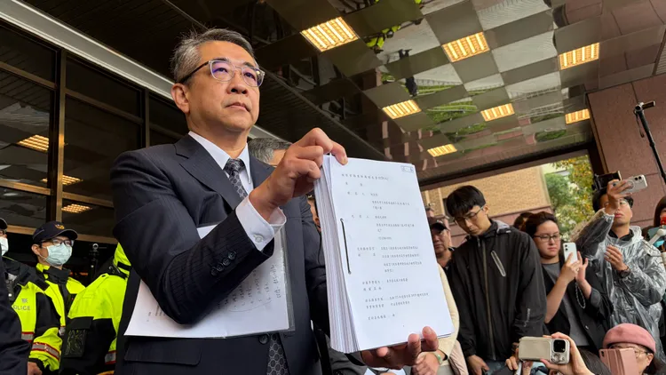 鄭深元公開秀出檢察官評鑑聲請書。張欽攝