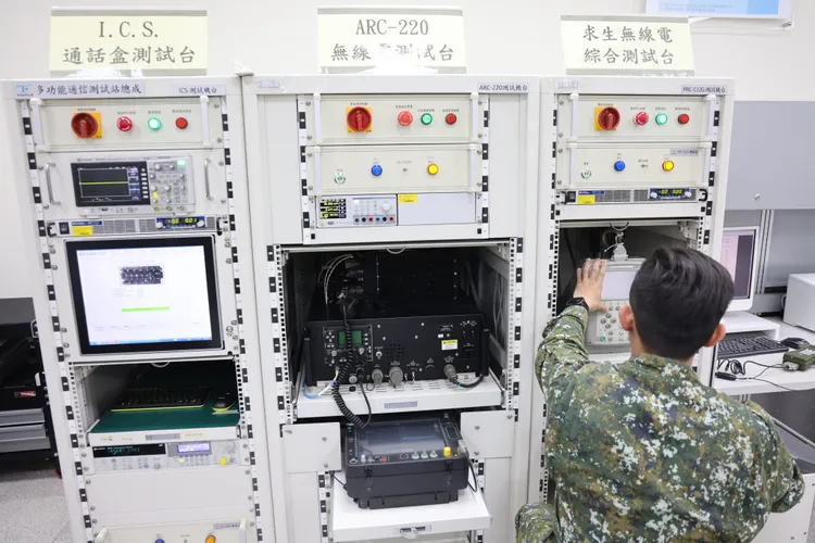 陸軍航勤廠官兵也要檢修求生無線電，並進行綜合測試。李俊毅攝