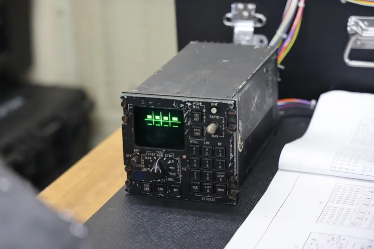 直昇機上配備的無線電航電設備。李俊毅攝