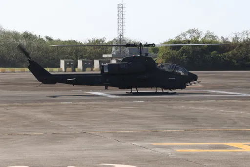 直昇機野戰搶修貨櫃曝光　陸軍官兵揭儀電維修有撇步