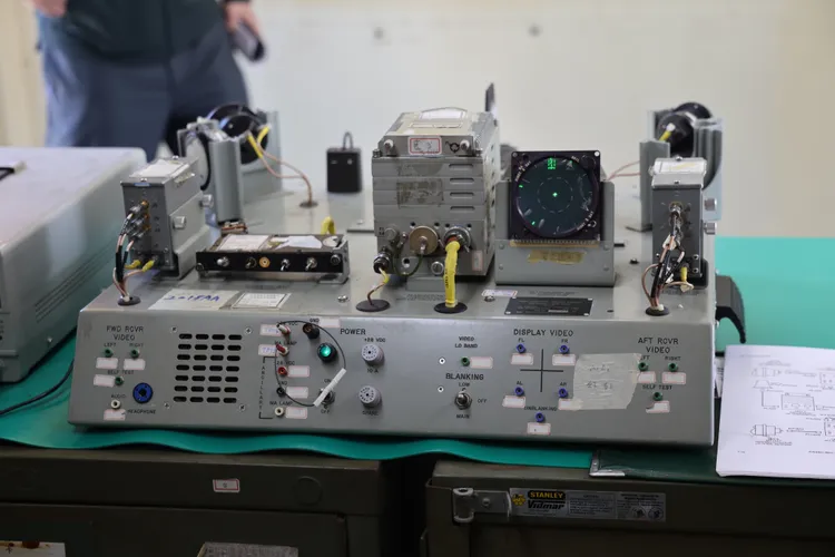 直昇機上配備的雷達航電設備。李俊毅攝