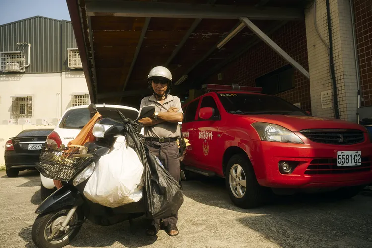 靠拾荒維生卻長年捐款扶養百位孩子的趙文正。美力台灣3D協會提供
