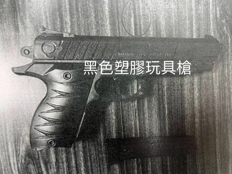 李男所出示的玩具槍。翻攝畫面