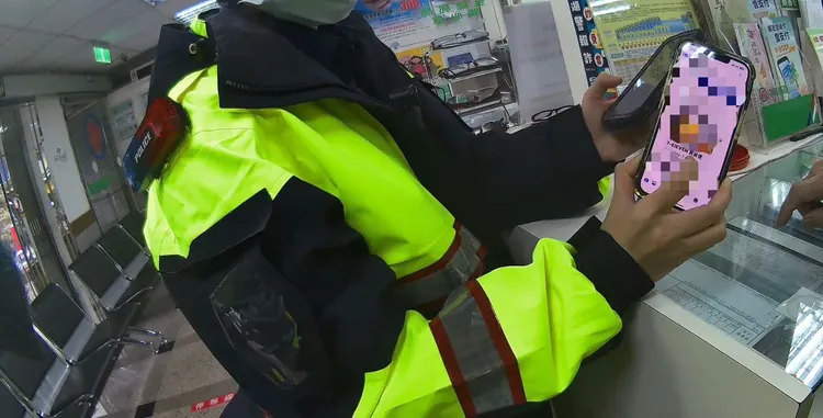 員警發現婦人是為了「購買芭樂」而提款。翻攝畫面