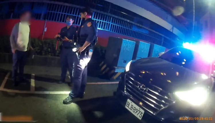 陳男開車忽快忽慢，引起警方注意。翻攝畫面