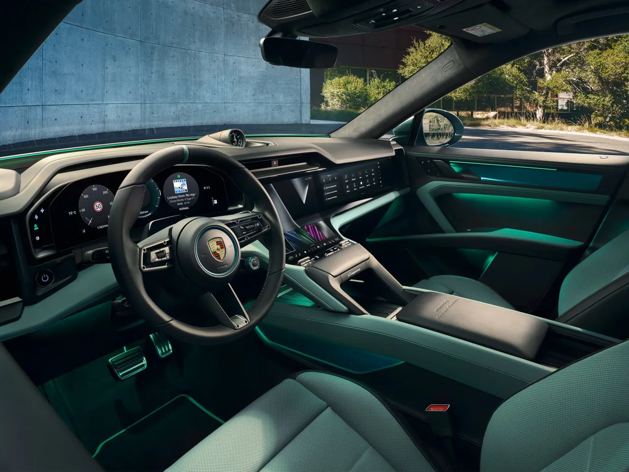 「Director’s Cuts」內裝套件採用Black與Delgada Green雙色真皮內裝，並延伸至座椅、車門飾板與安全帶等細節。原廠照片