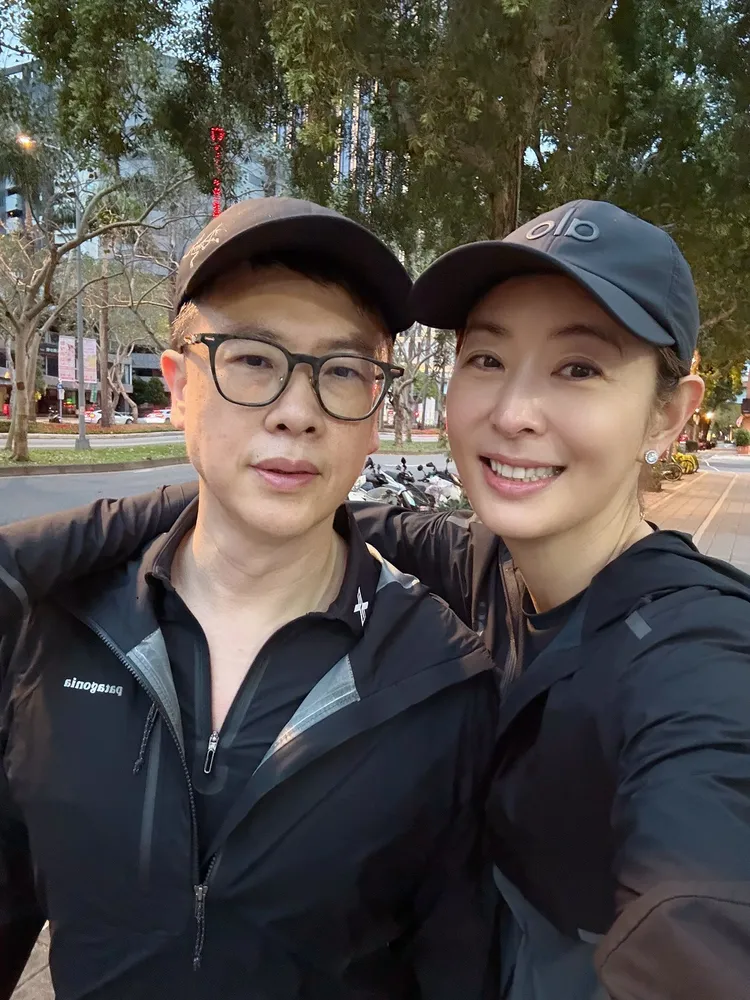 賈永婕（右）說老公王兆杰現在跟她同一陣線，「這是大是大非的事情，只要誠心就會有越來越多人加入」。翻攝賈永婕臉書