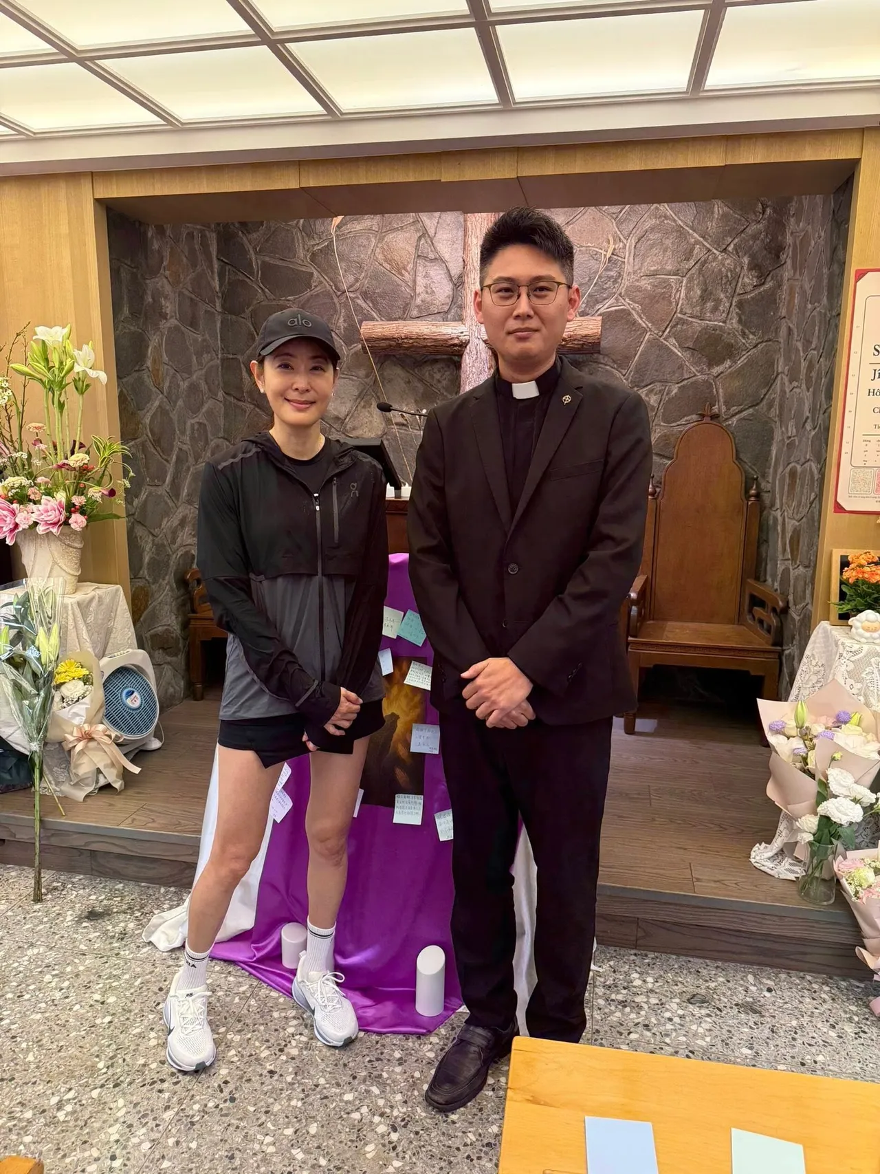 賈永婕與牧師合照。翻攝賈永婕臉書