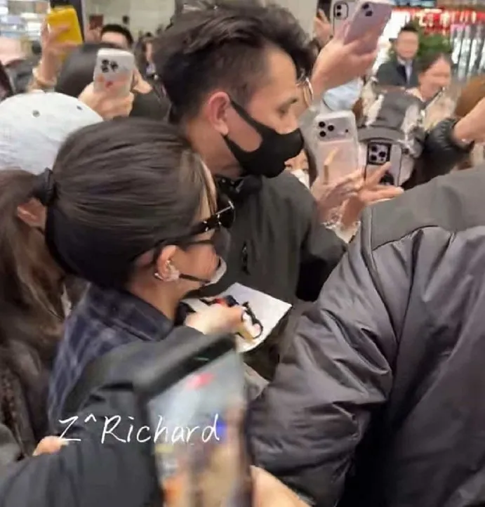 側邊銳利的照片逼近陳妍希喉嚨十分危險。翻攝攝每年微博