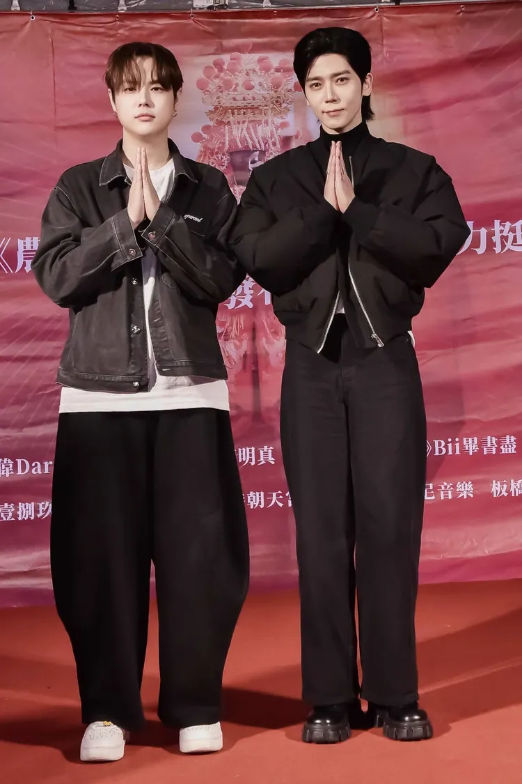 畢書盡（右）靠想像進香獻聲陪伴媽祖。索尼音樂提供